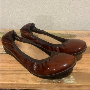 NWOB TAOS Footwear Brown Patent Leather Ballet Flats - Size40  (US 9)